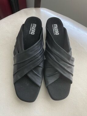 Munro Lee Black Leather Crisscross Slide Sandals size 10SS super slim